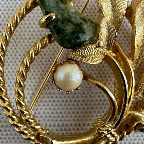 Vintage 1966 Sarah Coventry Brooch Jade Garden, Wreath and Leaf Design 2" x 1.75 - Picture 5 of 7